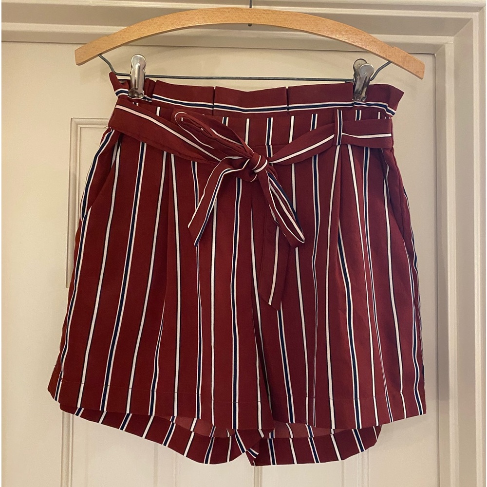 Vine & Love paper bag medium shorts in navy and burgundy